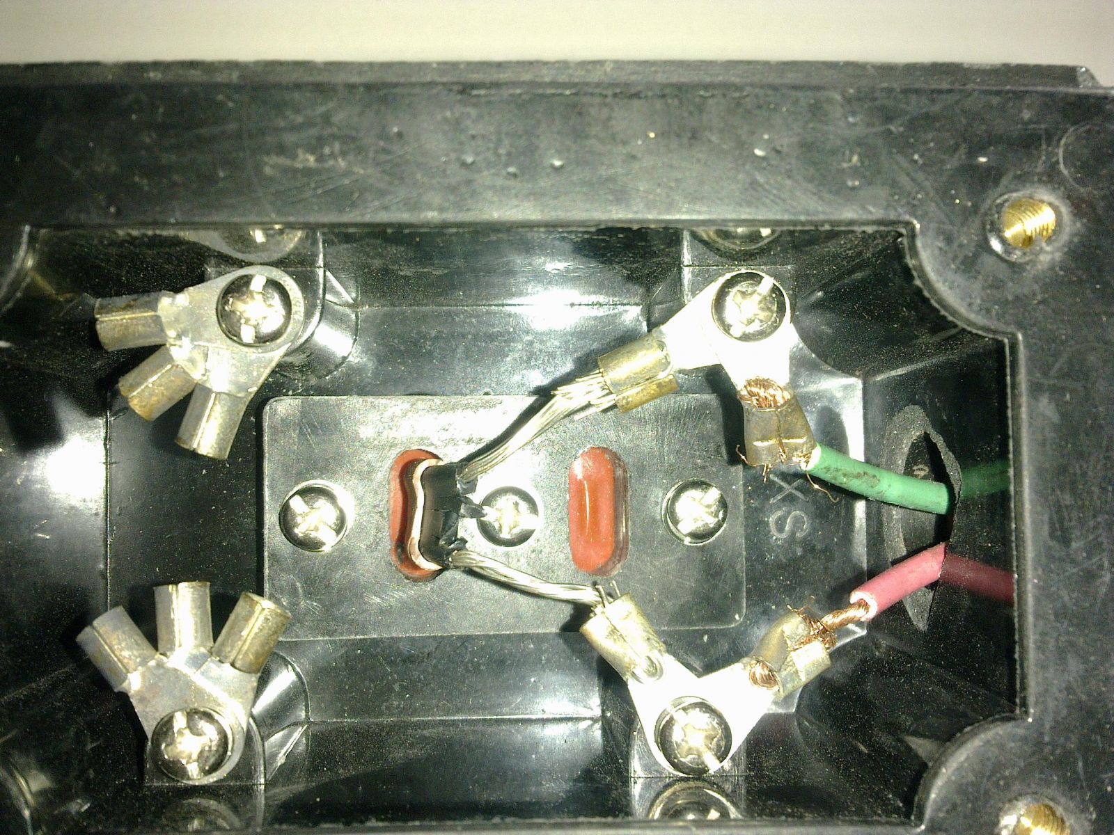 將剝離好的電伴熱帶由電源接線盒下口穿入接線盒累，并將電源線由電源線入口穿入接線盒，固定在接線端子上